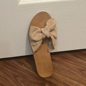 Beach sandals with knot